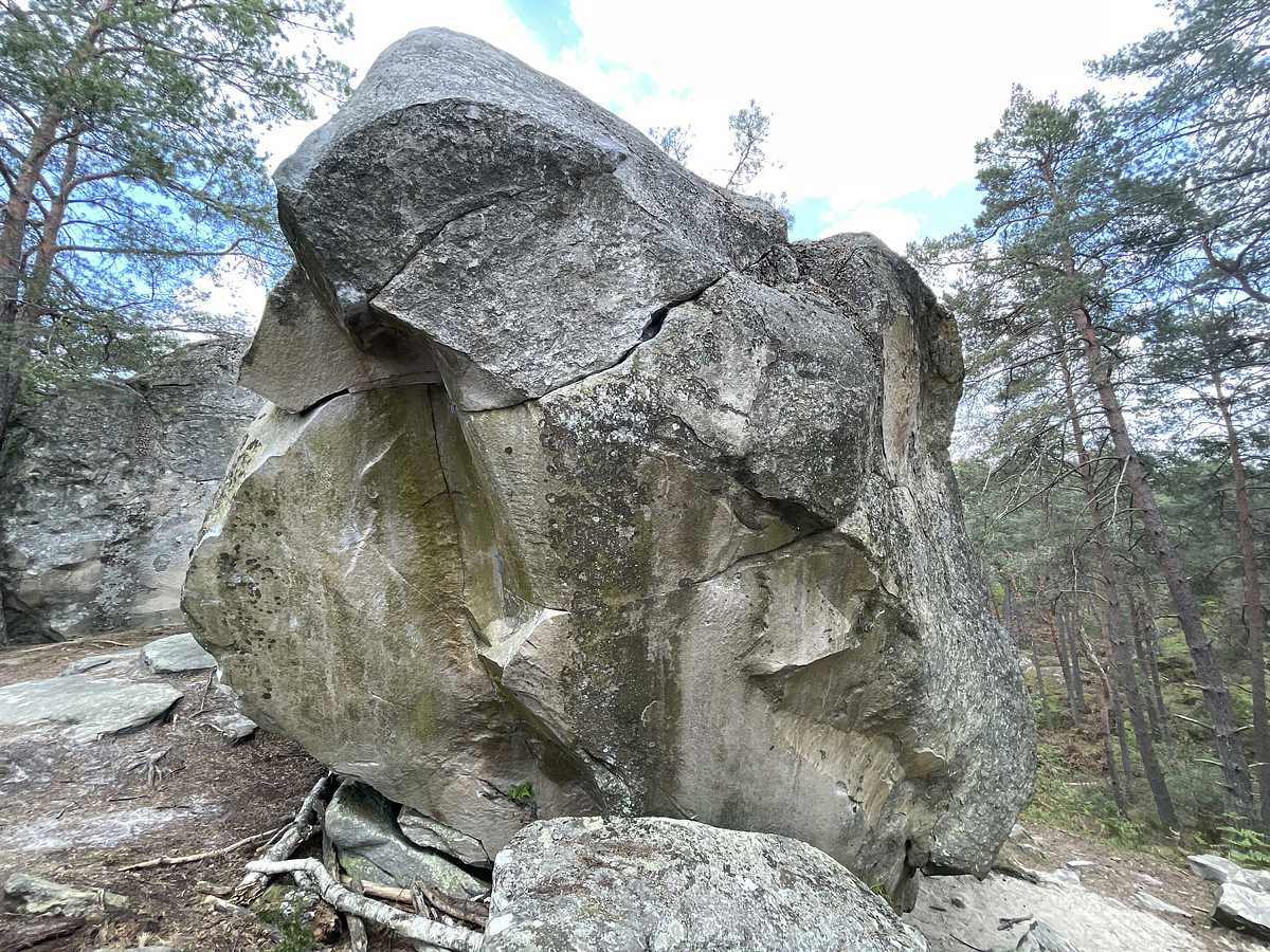 Photo du rocher avec les tracés