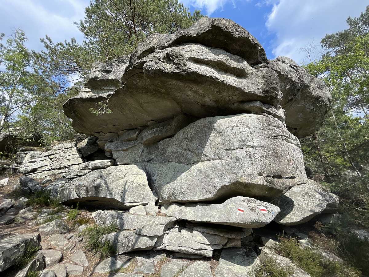 Photo du rocher avec les tracés
