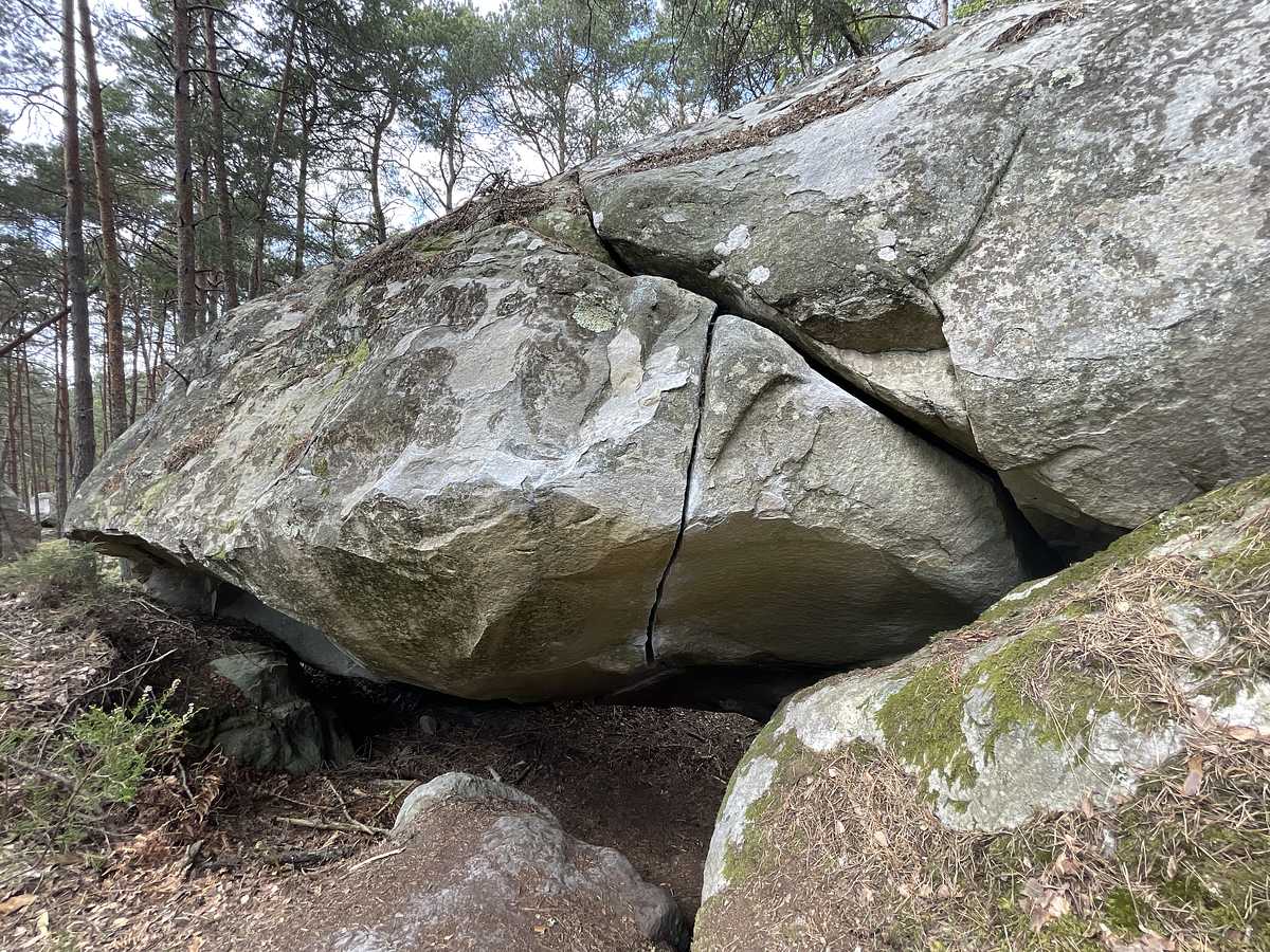 Photo du rocher avec les tracés