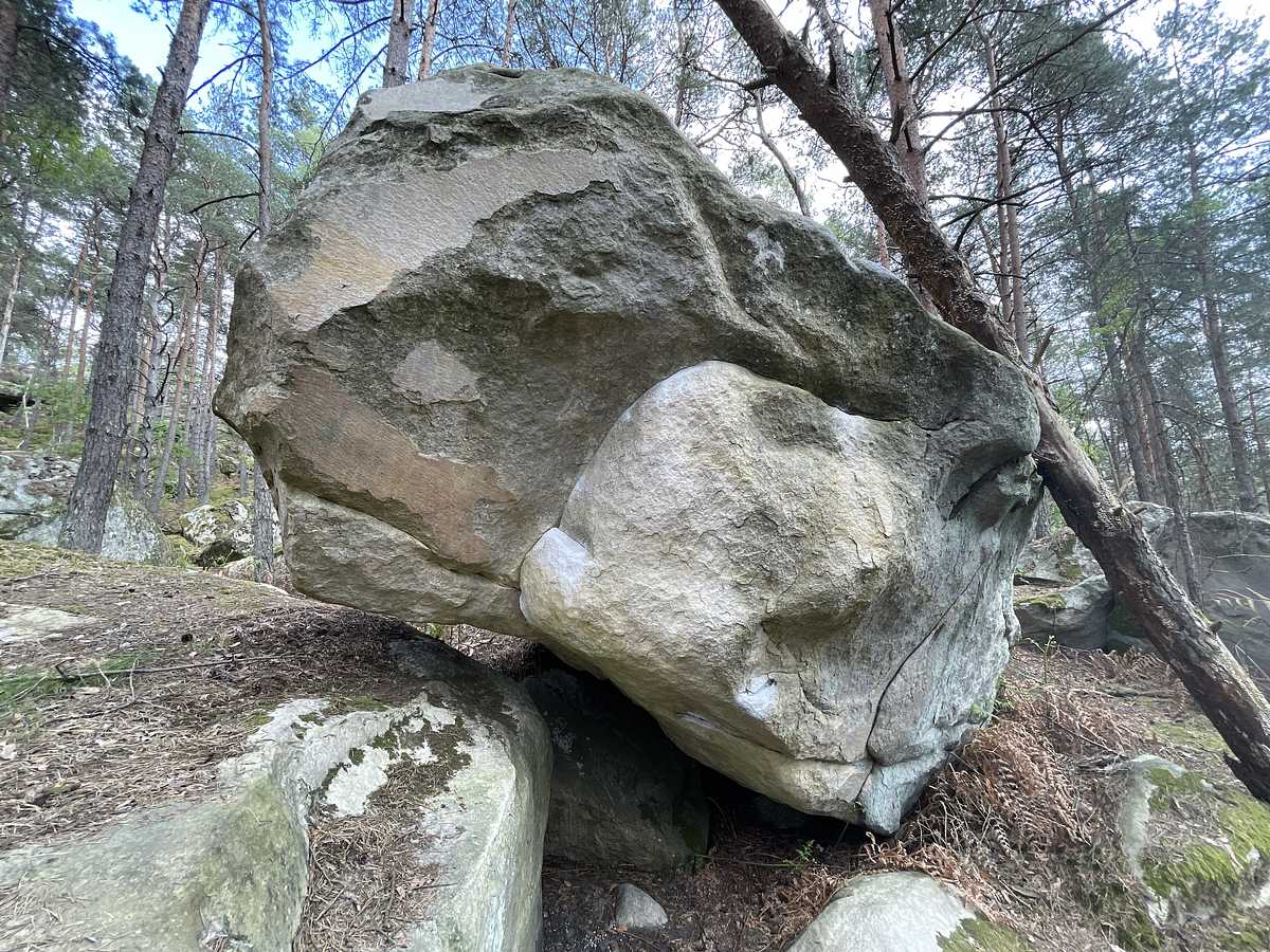 Photo du rocher avec les tracés