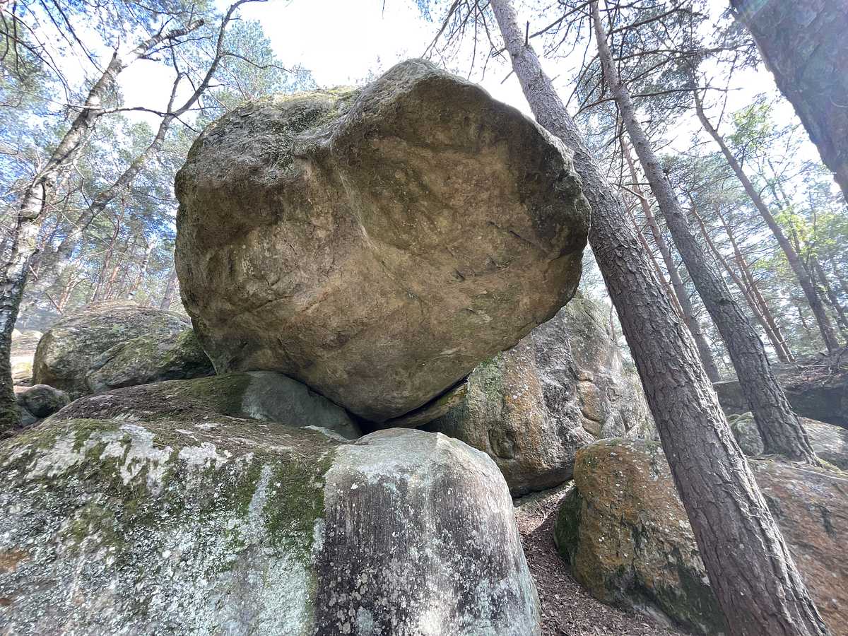 Photo du rocher avec les tracés