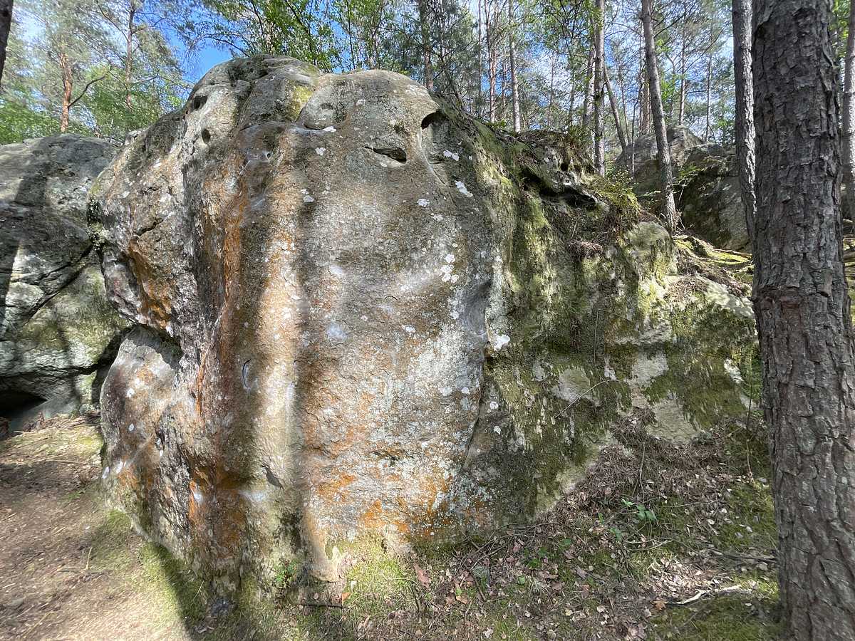 Photo du rocher avec les tracés