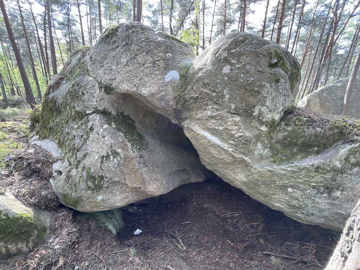 Photo du rocher avec les tracés