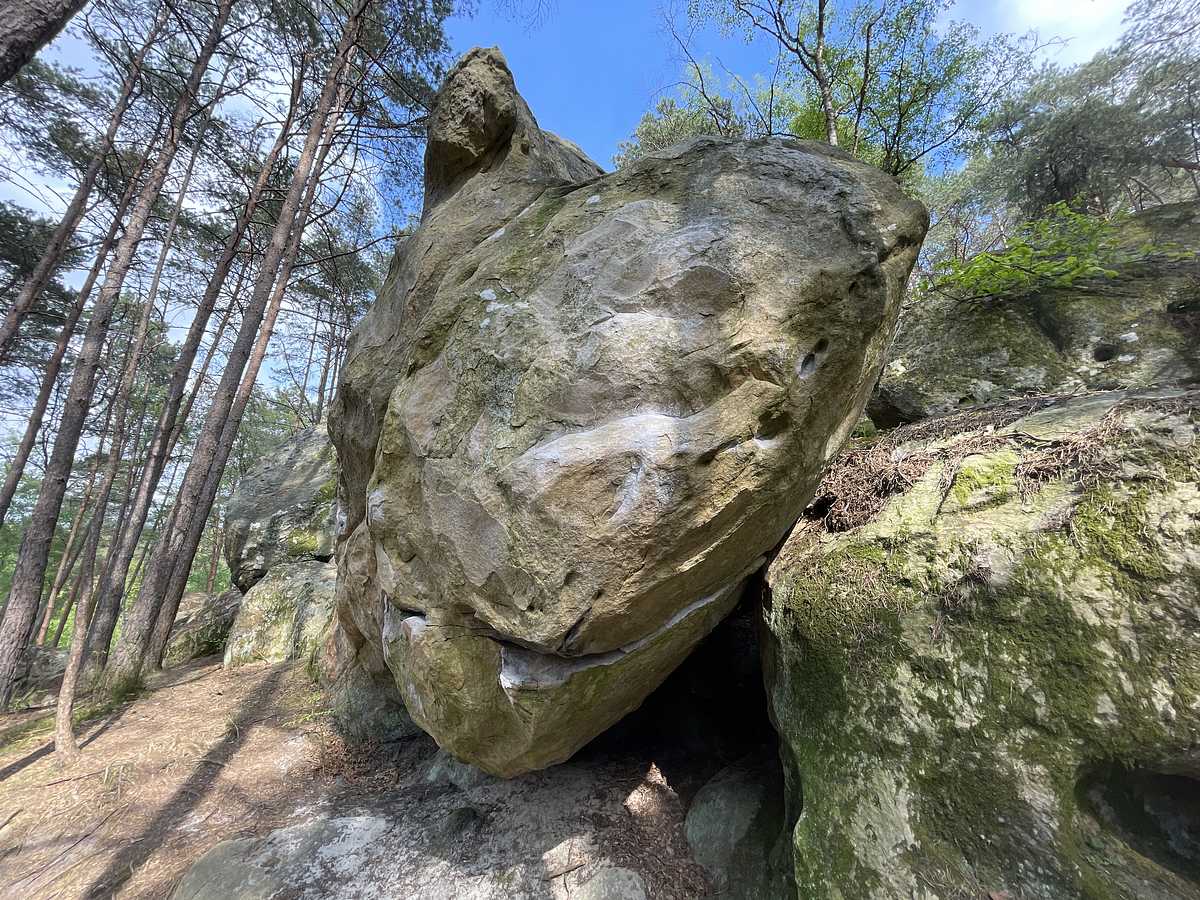 Photo du rocher avec les tracés