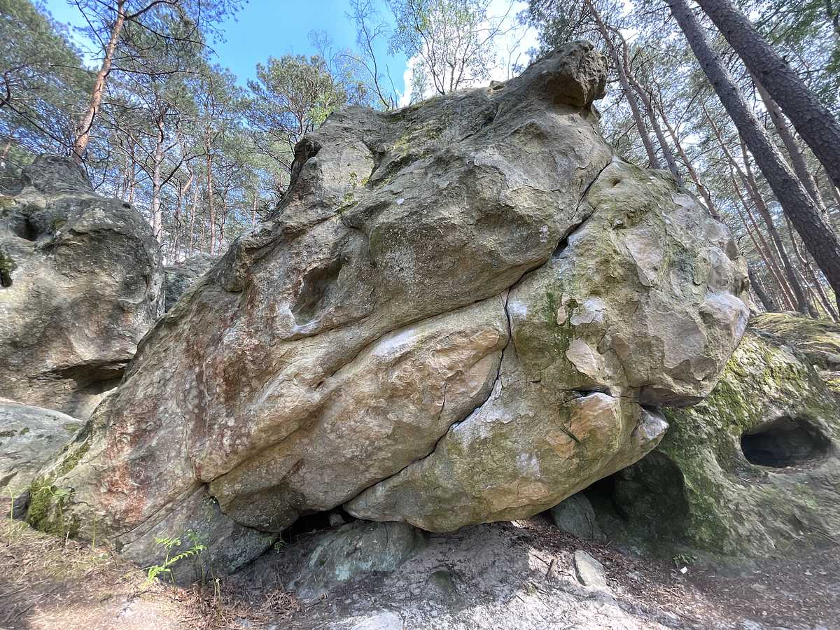 Photo du rocher avec les tracés
