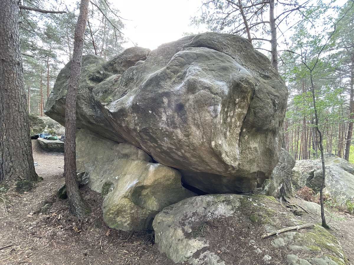 Photo du rocher avec les tracés