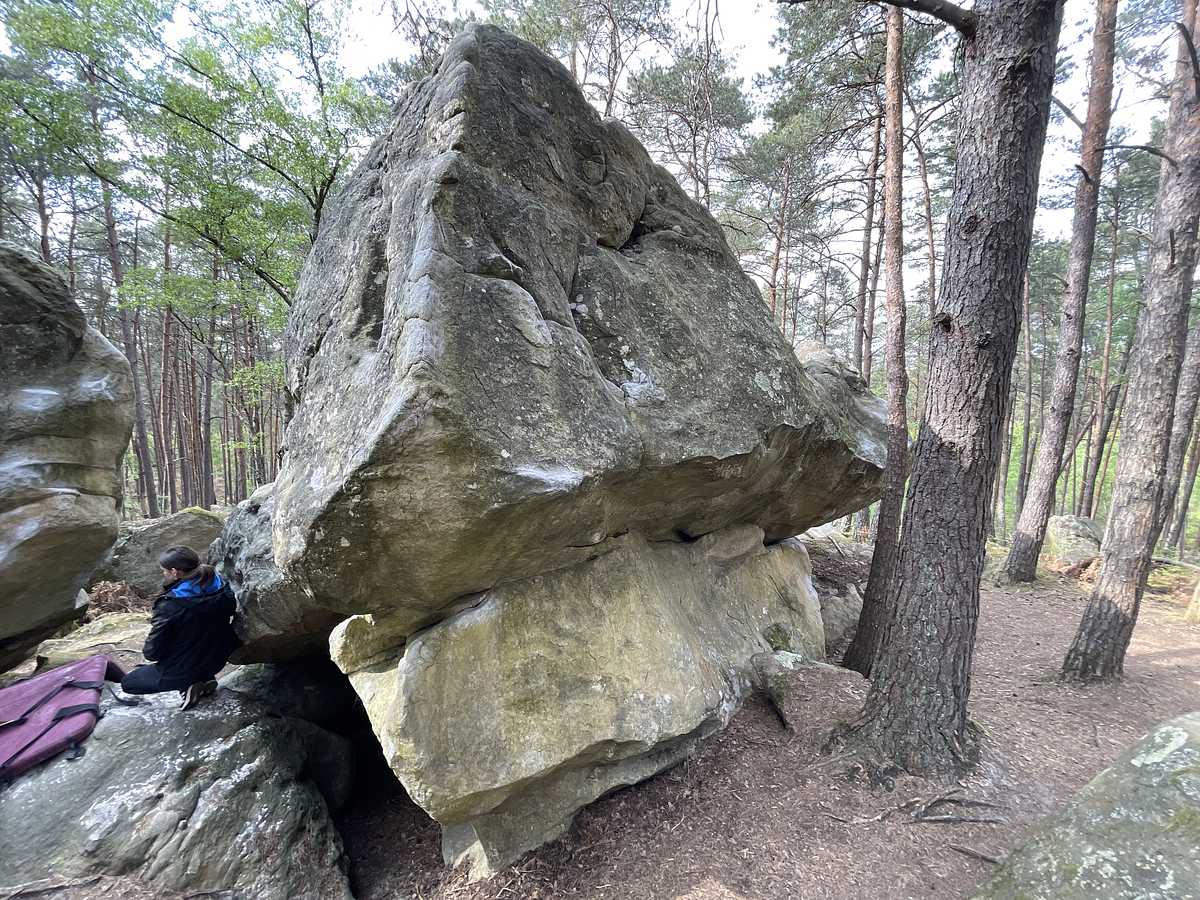 Photo du rocher avec les tracés