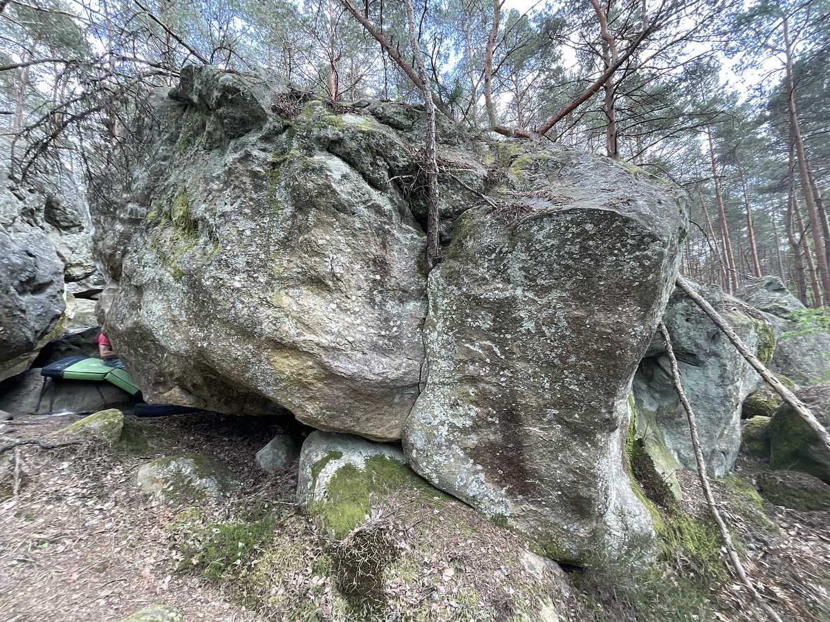 Photo du rocher avec les tracés