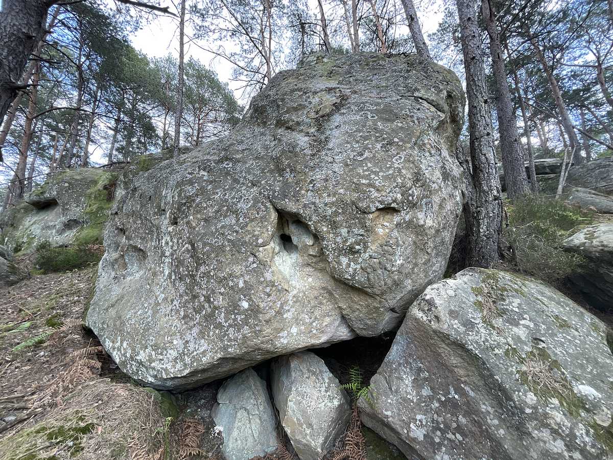 Photo du rocher avec les tracés