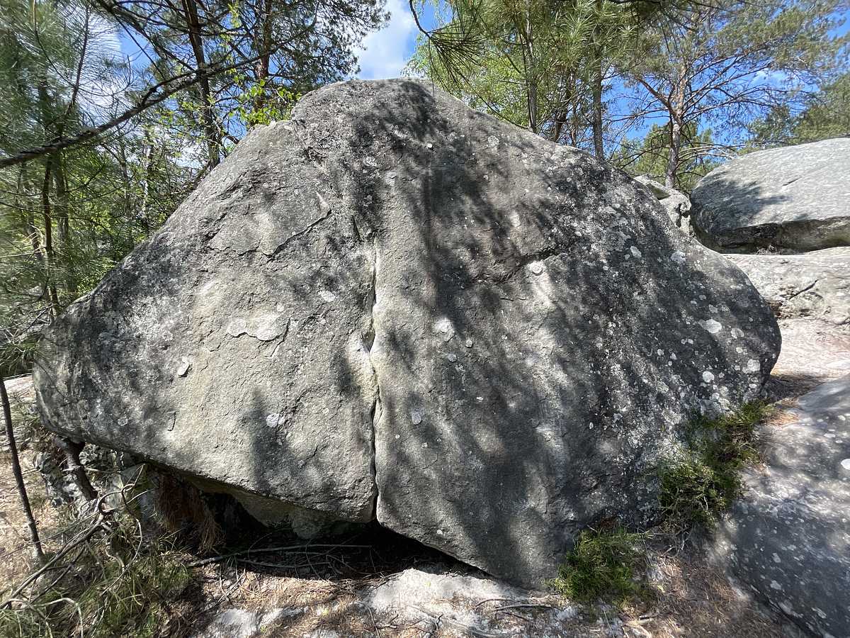 Photo du rocher avec les tracés