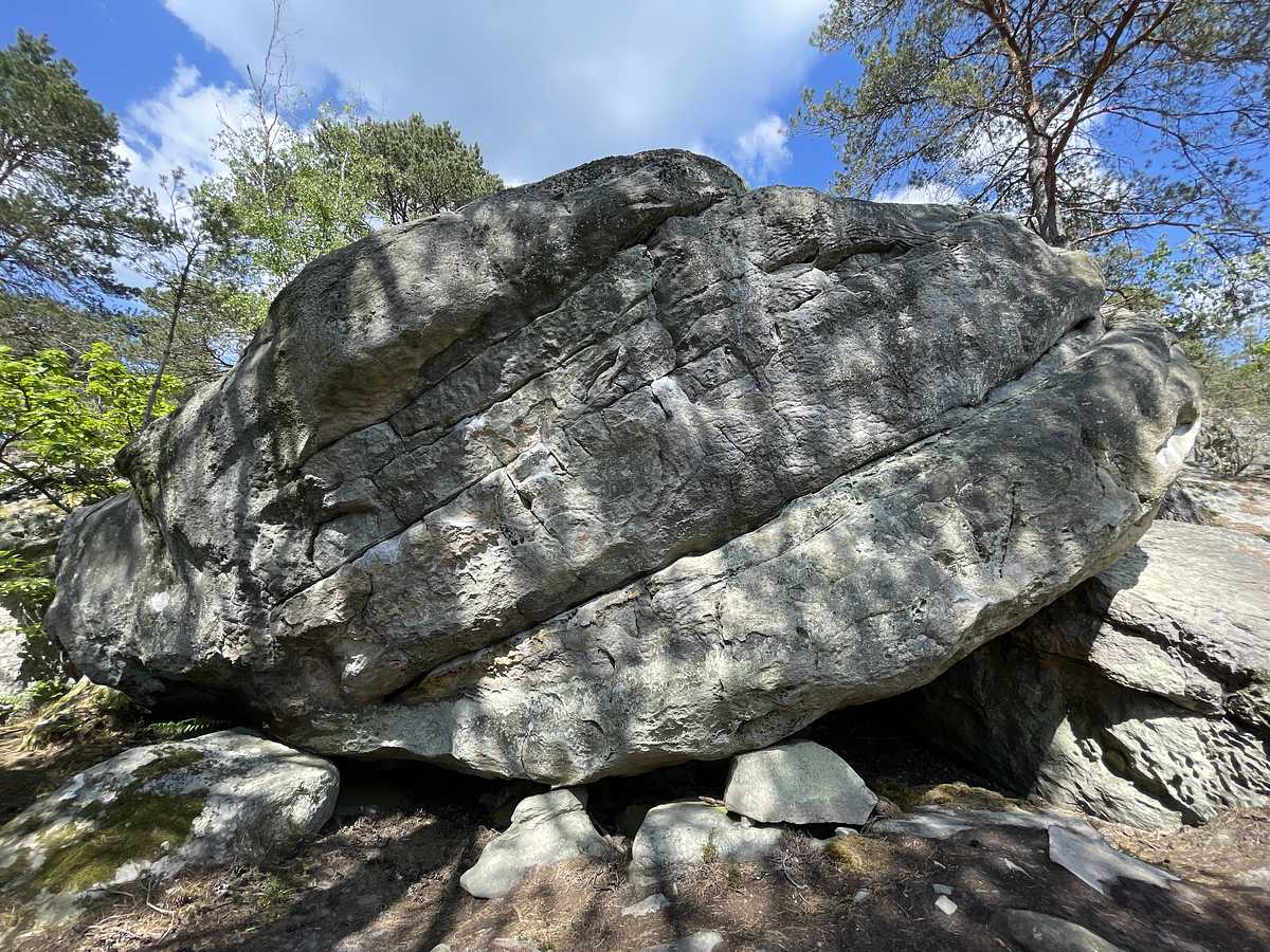 Photo du rocher avec les tracés