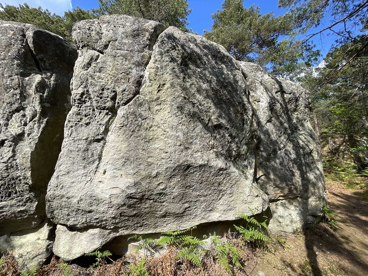 Photo du rocher avec les tracés