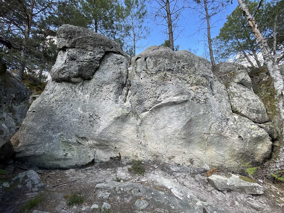 Photo du rocher avec les tracés