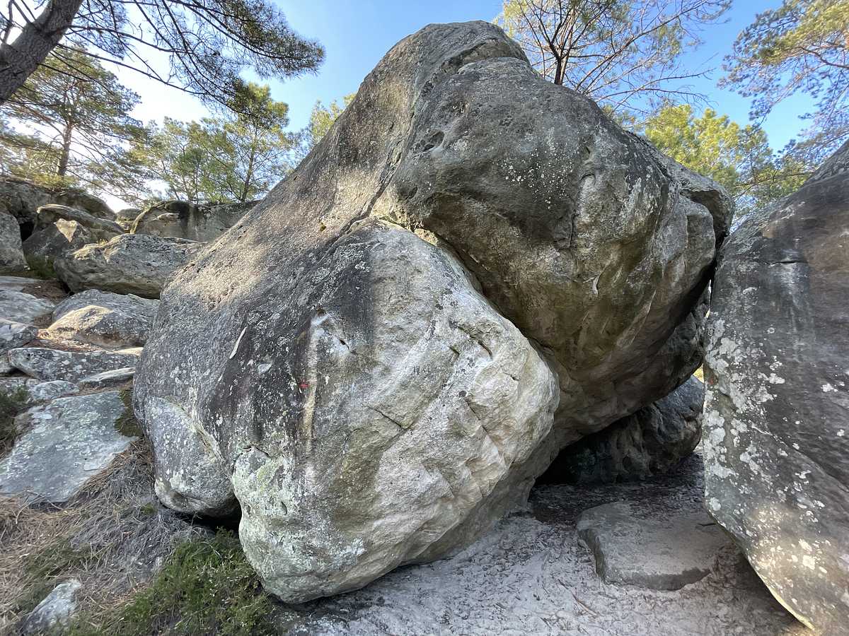 Photo du rocher avec les tracés