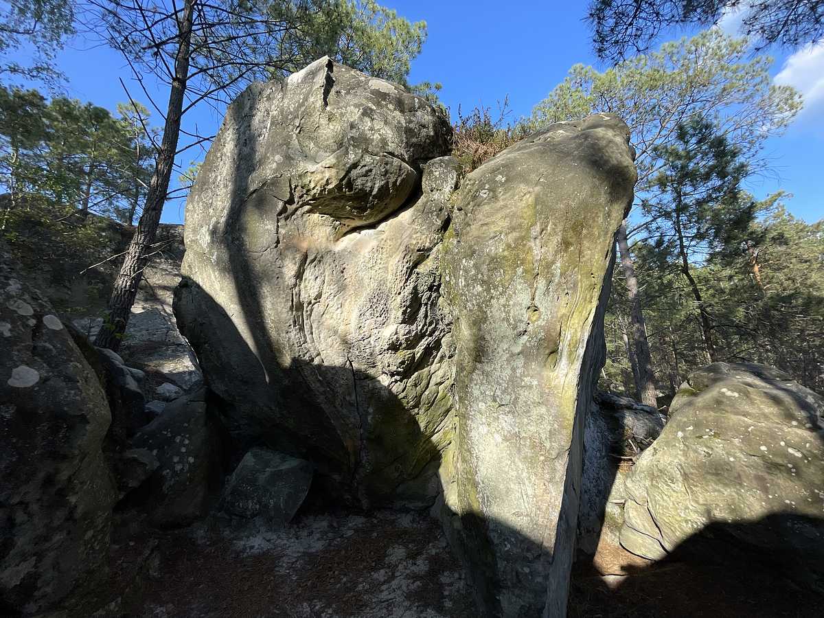 Photo du rocher avec les tracés