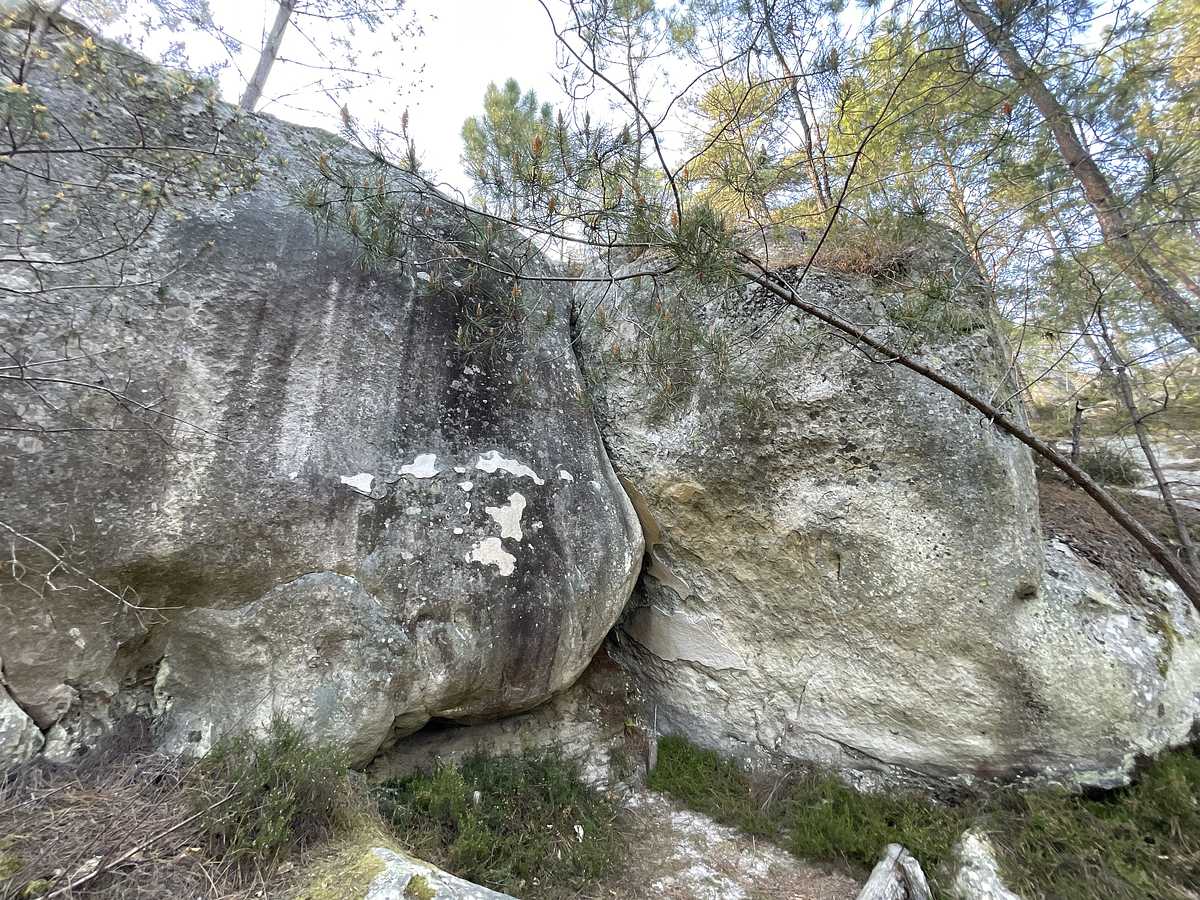 Photo du rocher avec les tracés