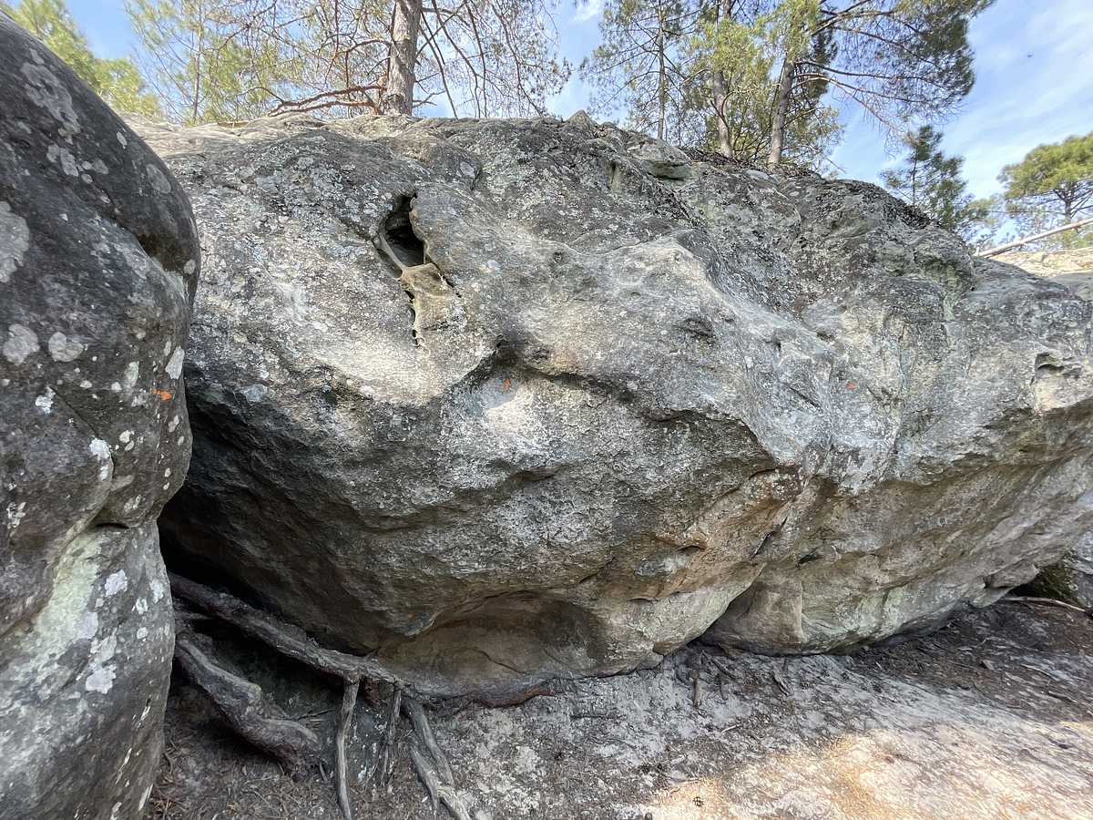 Photo du rocher avec les tracés