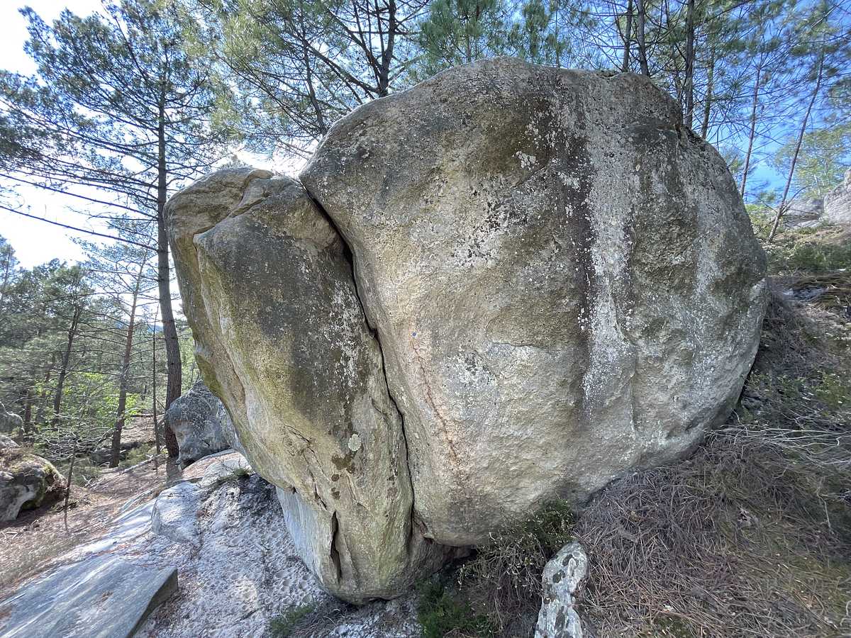 Photo du rocher avec les tracés