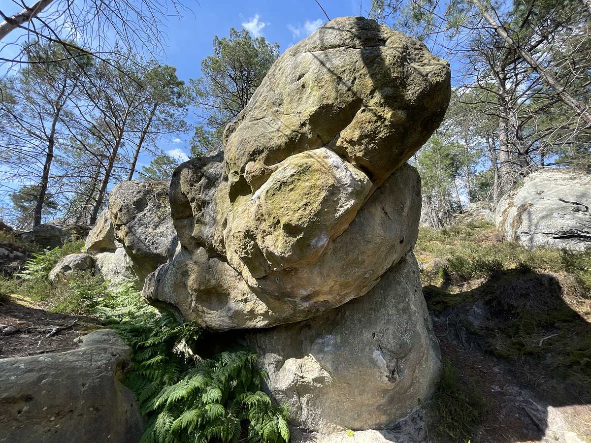 Photo du rocher avec les tracés