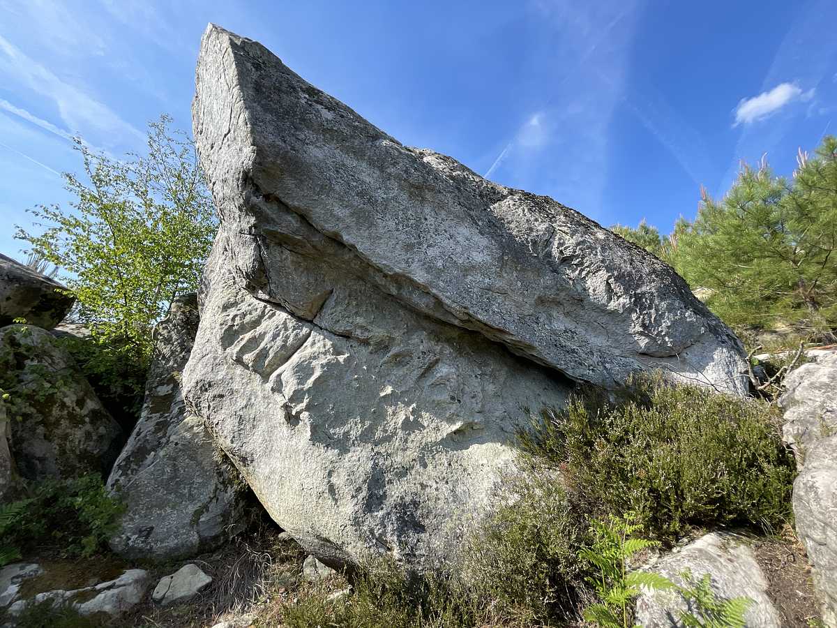 Photo du rocher avec les tracés