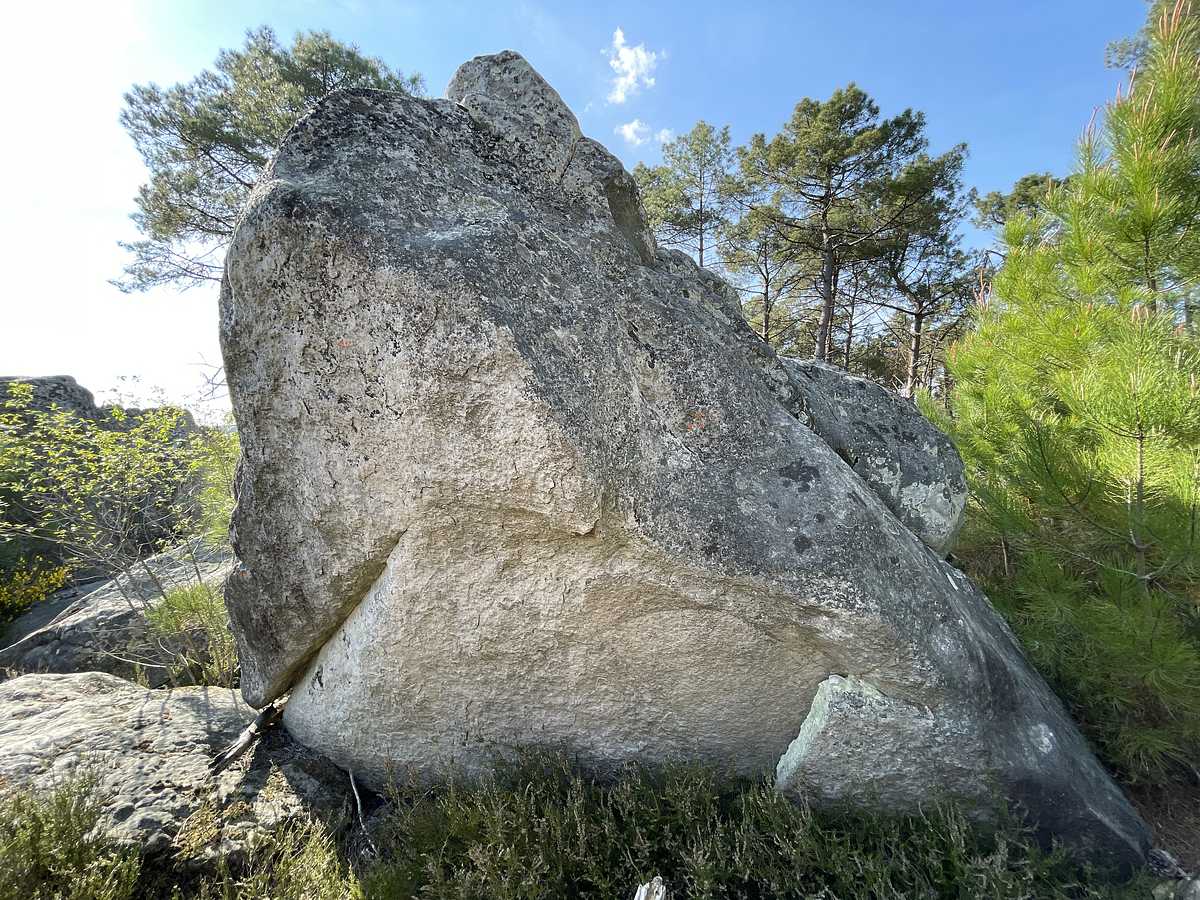 Photo du rocher avec les tracés