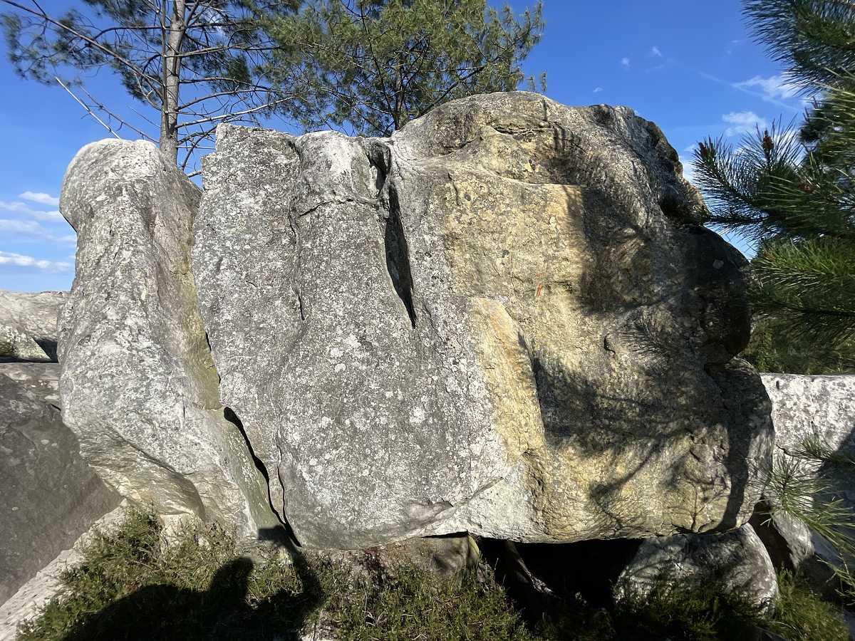 Photo du rocher avec les tracés
