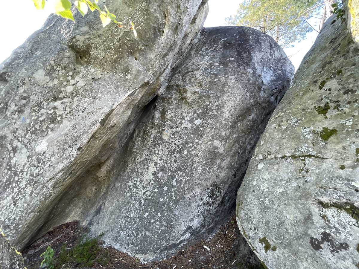 Photo du rocher avec les tracés