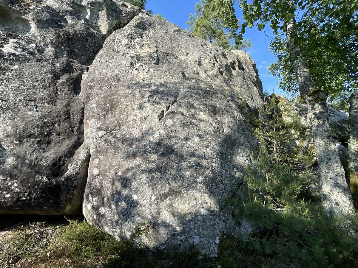 Photo du rocher avec les tracés