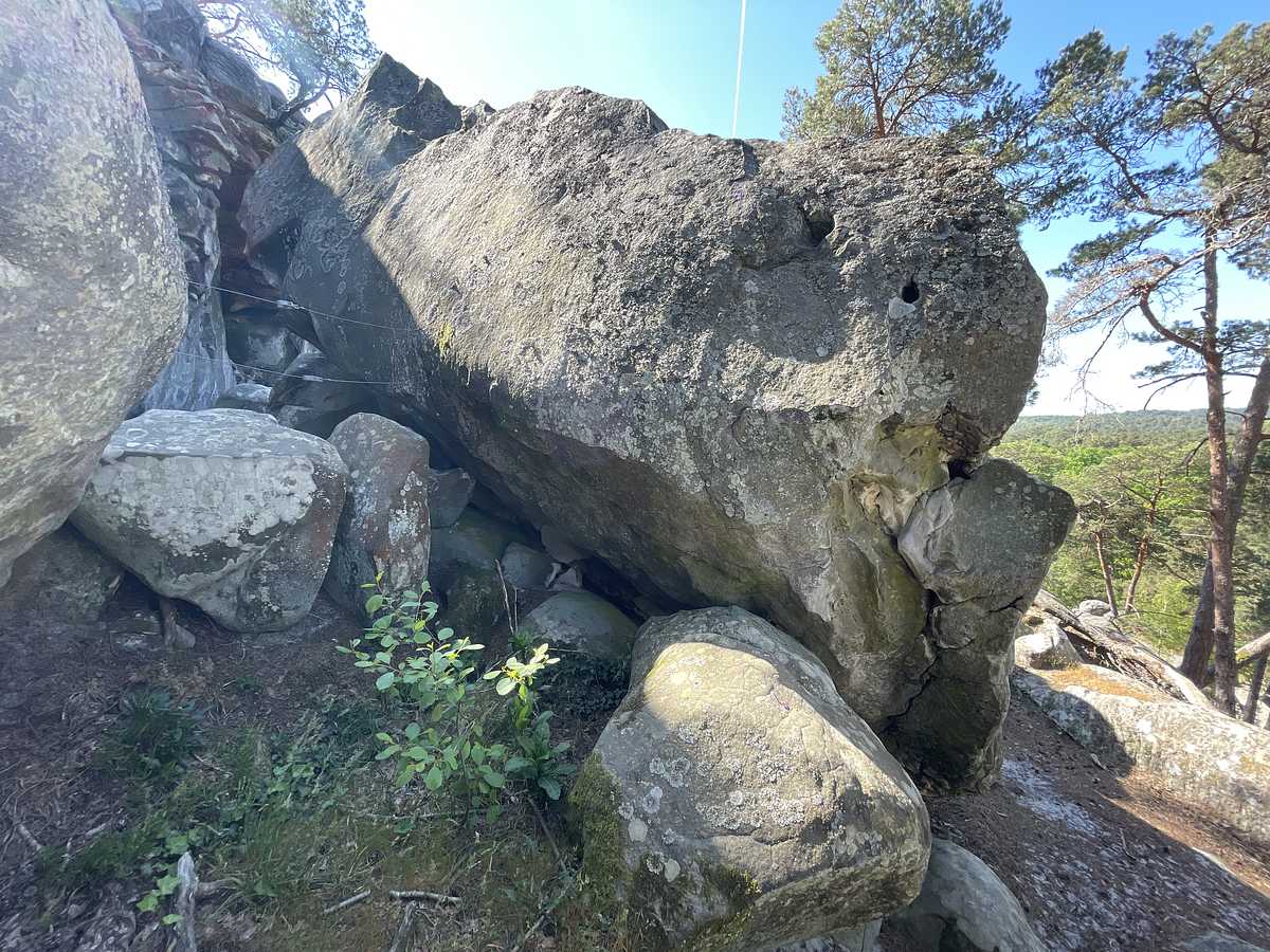 Photo du rocher avec les tracés