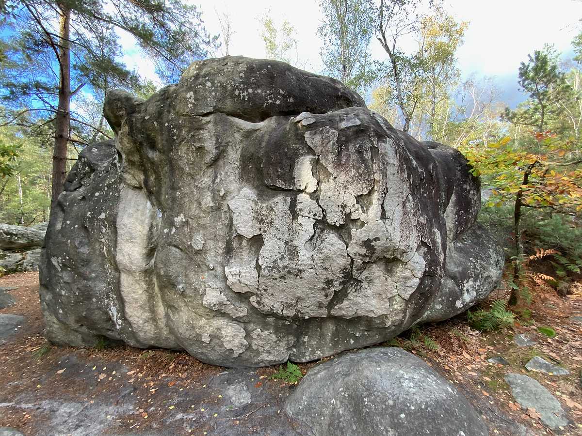 Photo du rocher avec les tracés