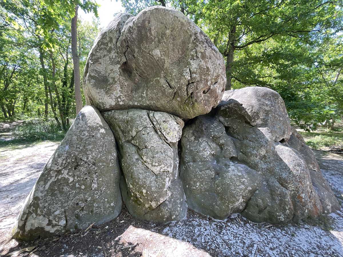 Photo du rocher avec les tracés