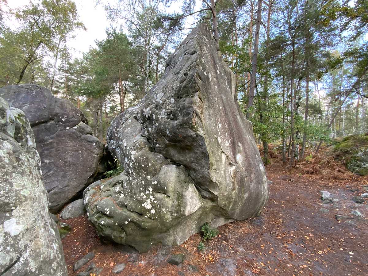 Photo du rocher avec les tracés