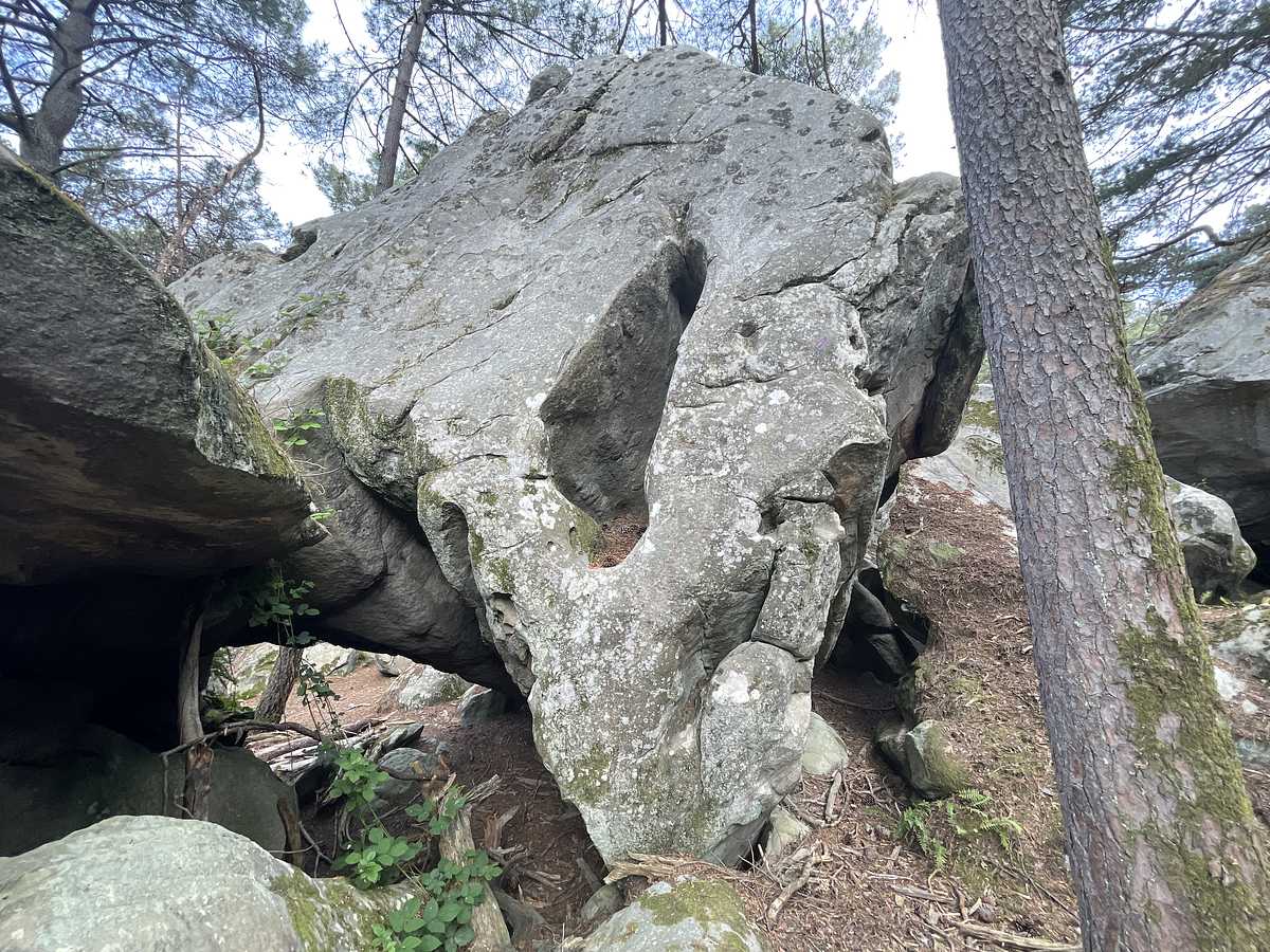 Photo du rocher avec les tracés