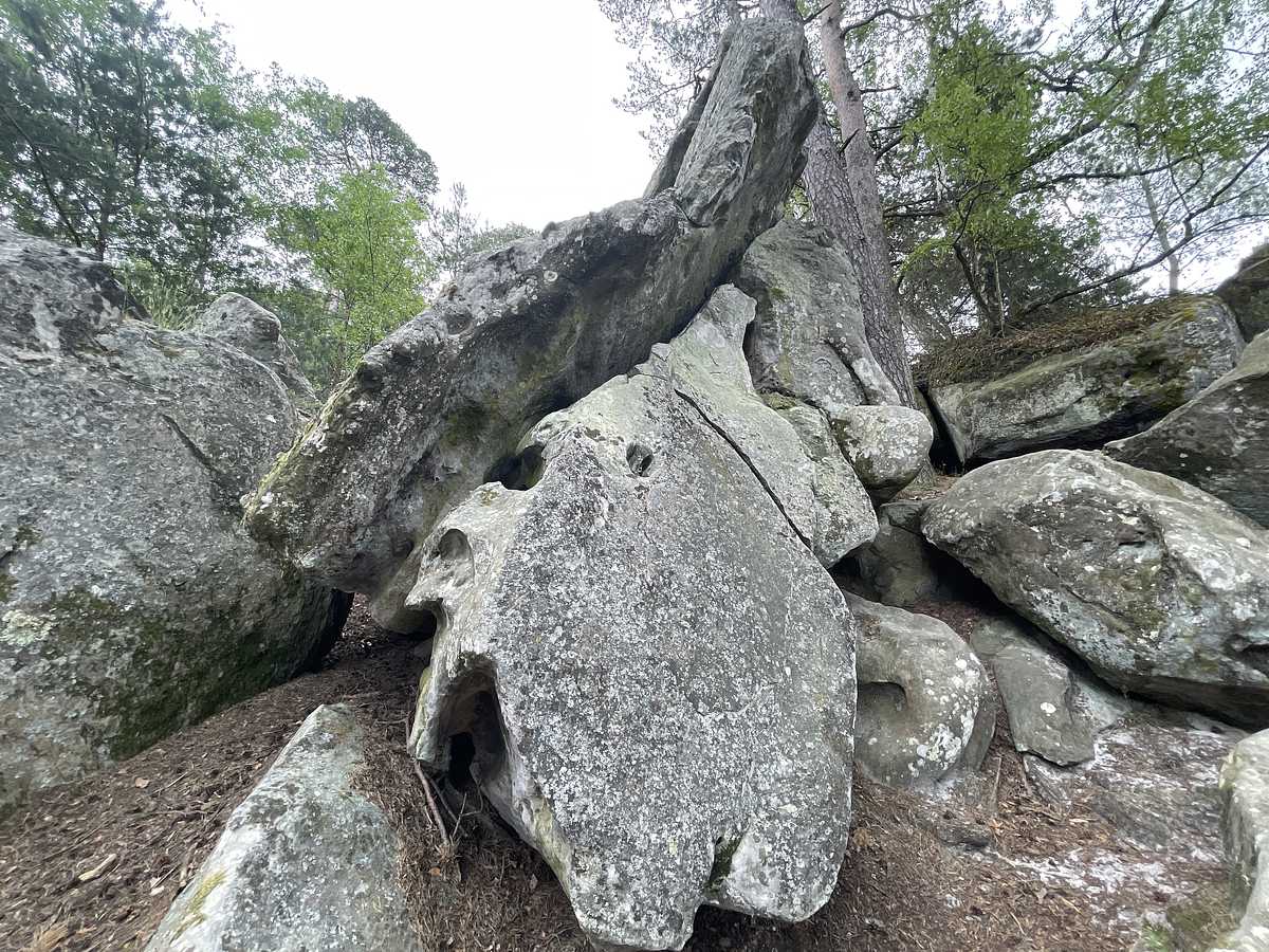 Photo du rocher avec les tracés