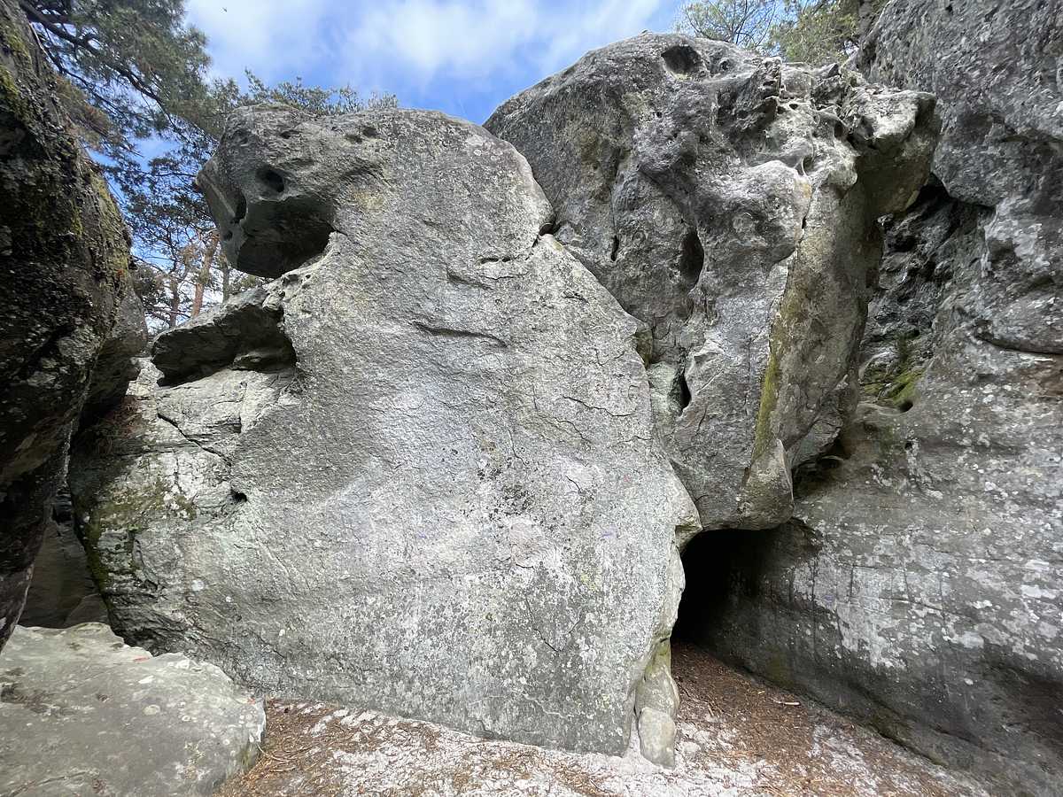 Photo du rocher avec les tracés