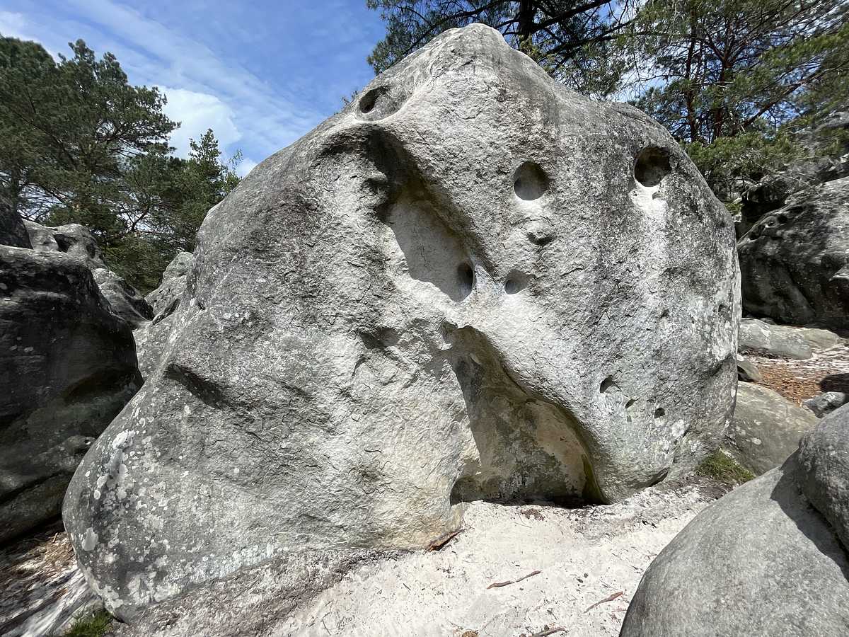 Photo du rocher avec les tracés