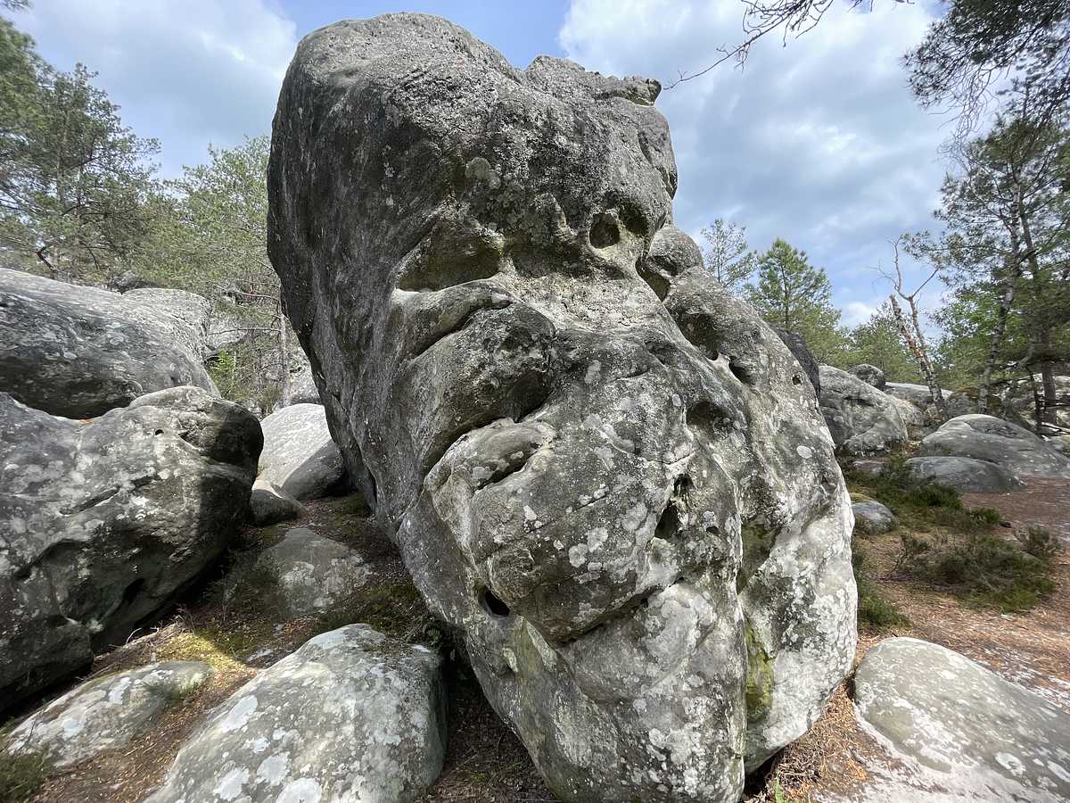 Photo du rocher avec les tracés