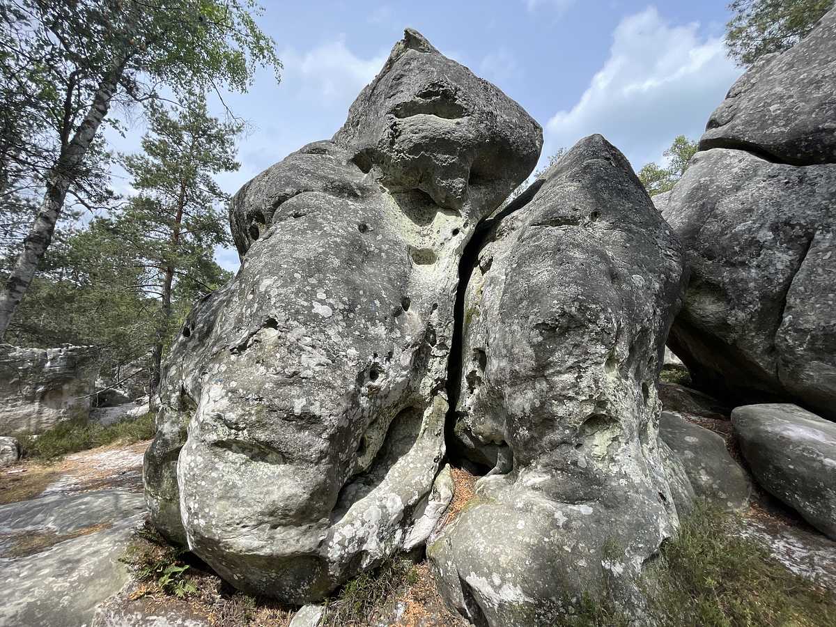 Photo du rocher avec les tracés