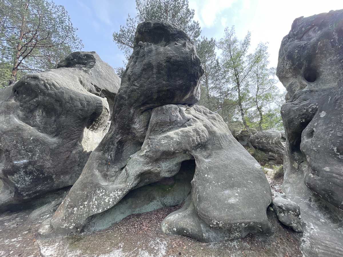 Photo du rocher avec les tracés