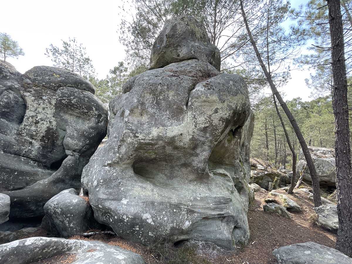 Photo du rocher avec les tracés
