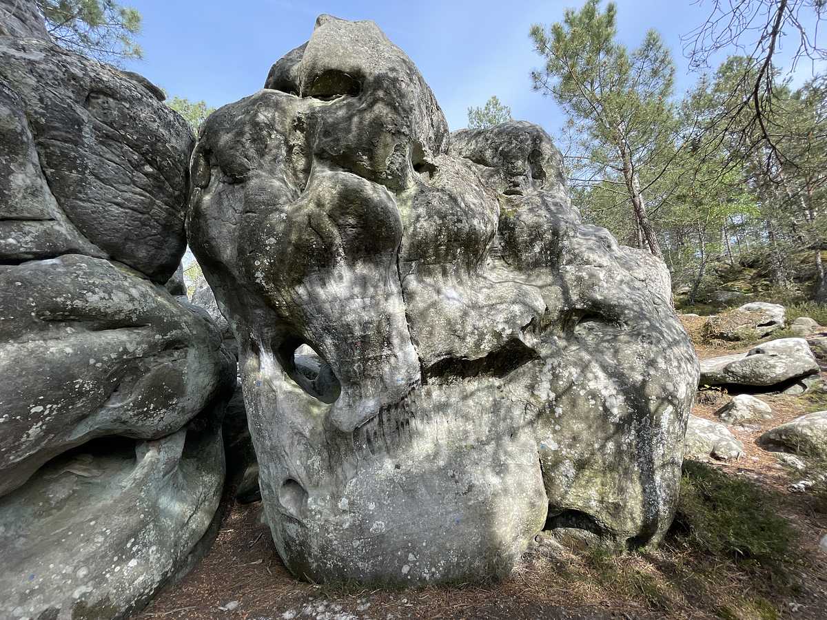Photo du rocher avec les tracés