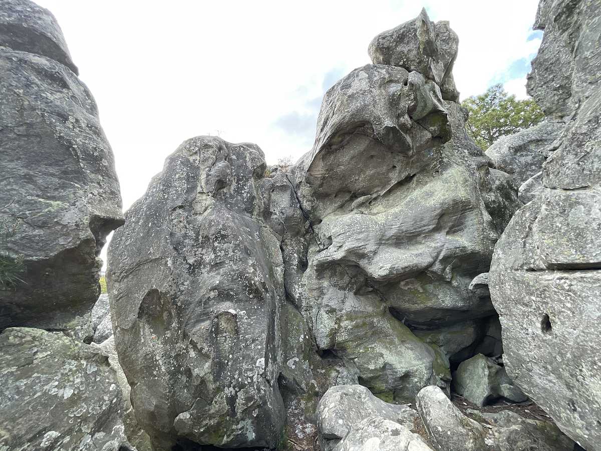Photo du rocher avec les tracés