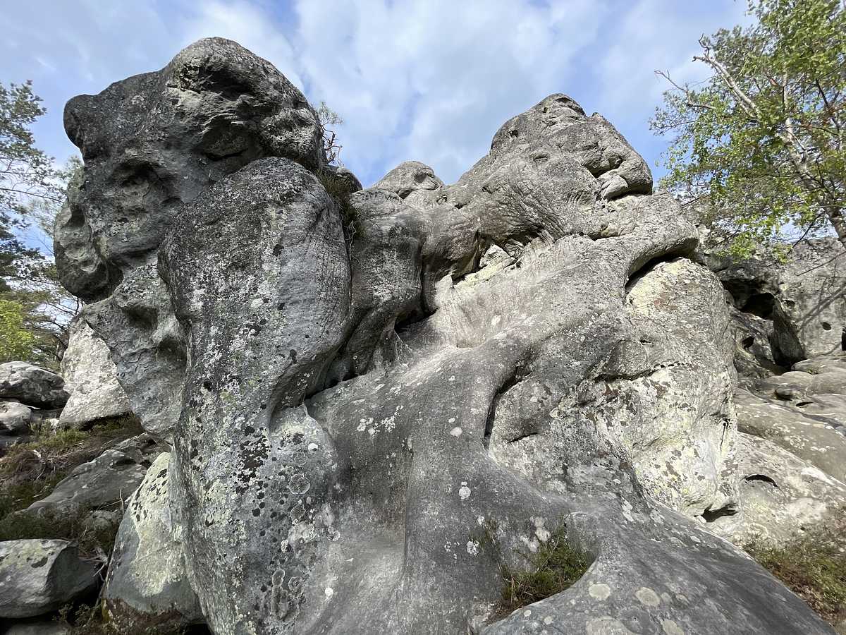 Photo du rocher avec les tracés