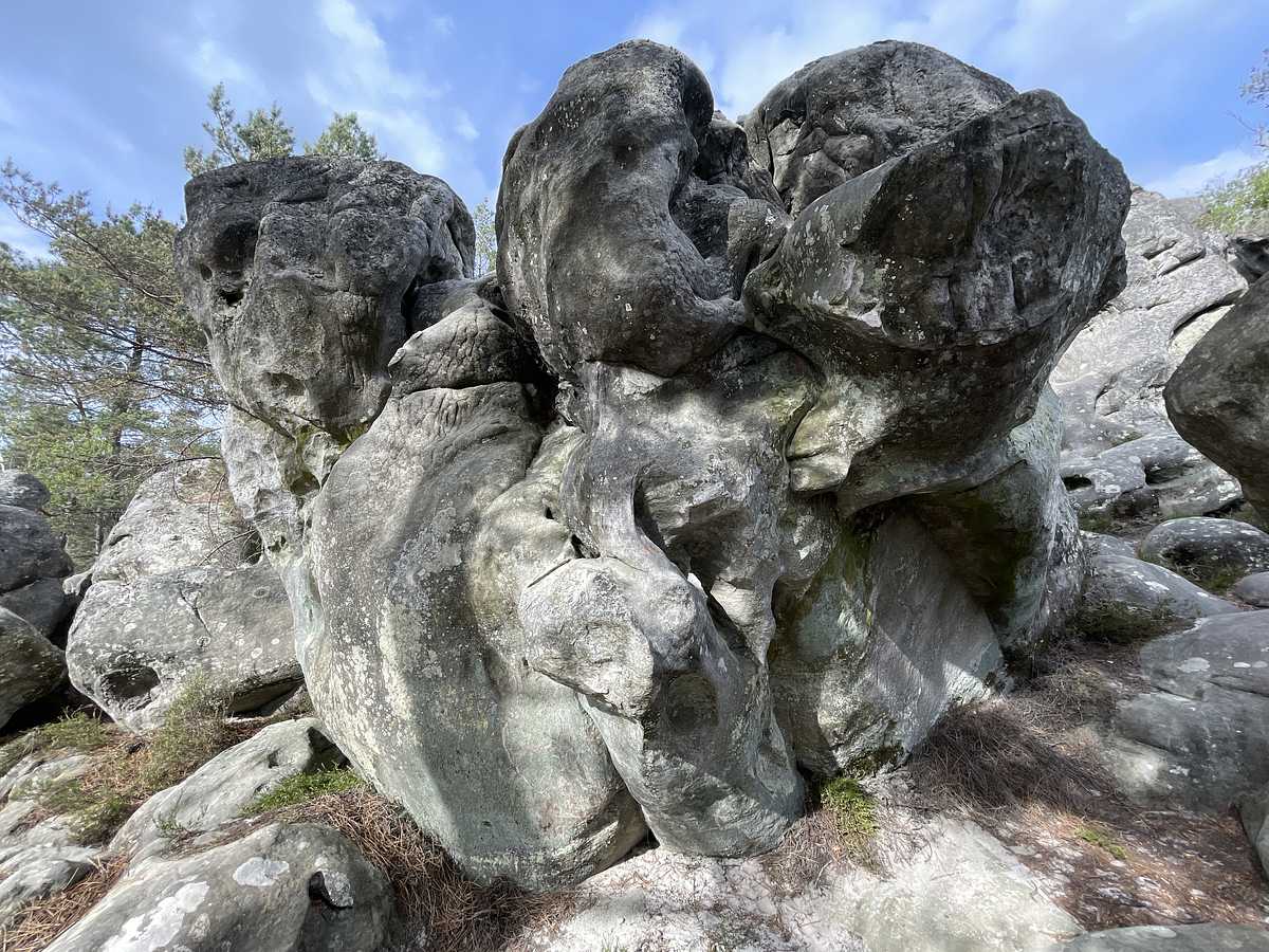 Photo du rocher avec les tracés