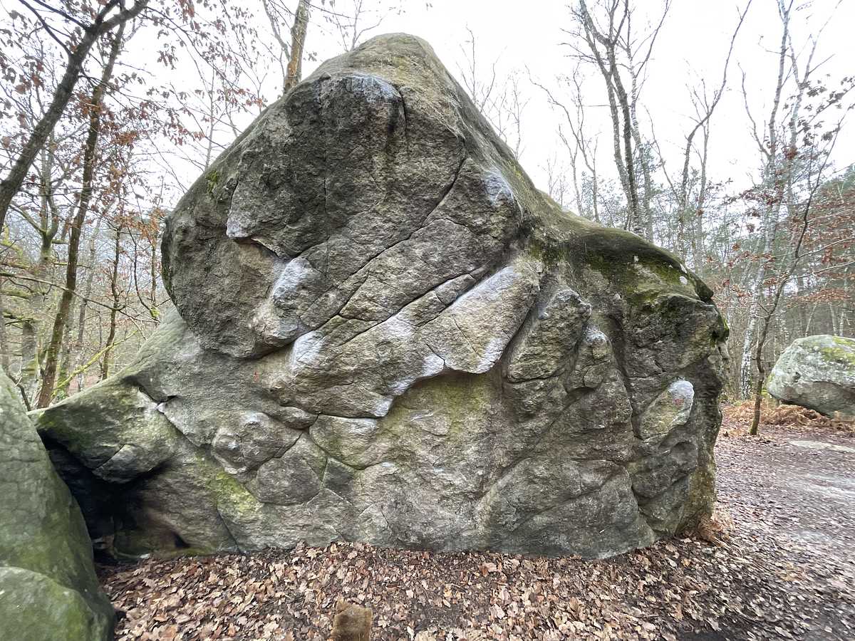 Photo du rocher avec les tracés
