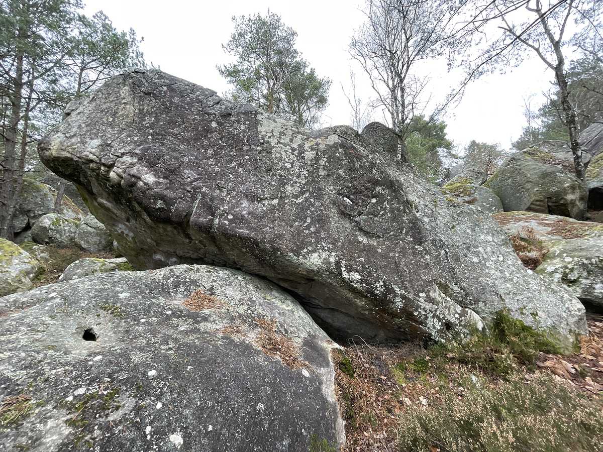 Photo du rocher avec les tracés