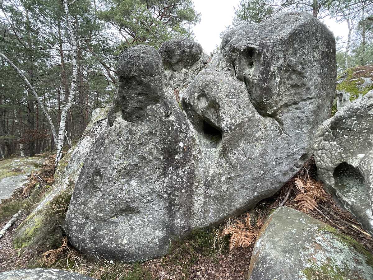 Photo du rocher avec les tracés