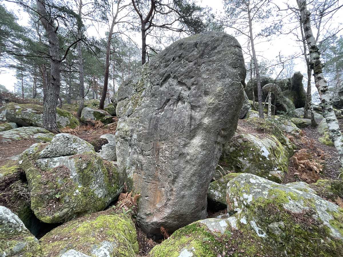 Photo du rocher avec les tracés