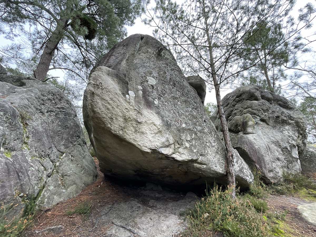 Photo du rocher avec les tracés