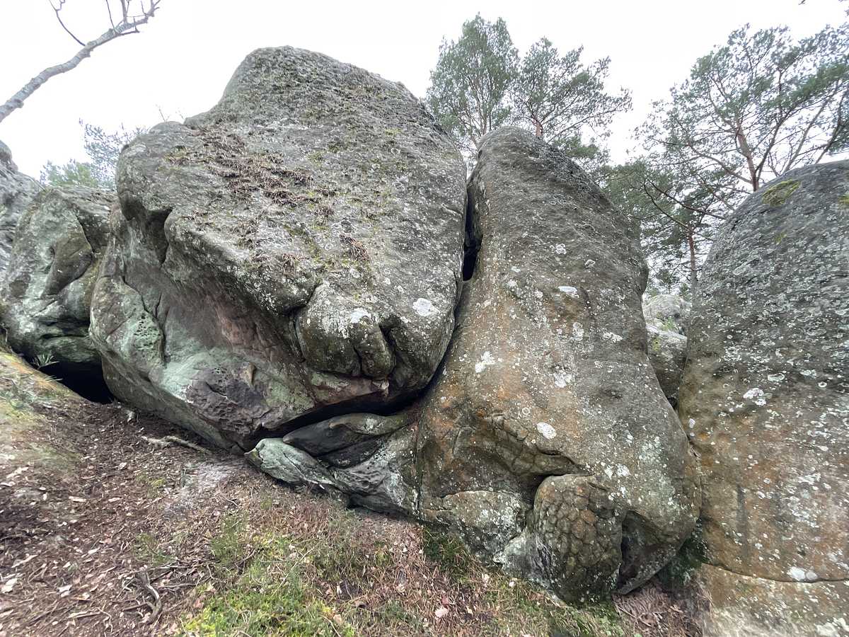 Photo du rocher avec les tracés